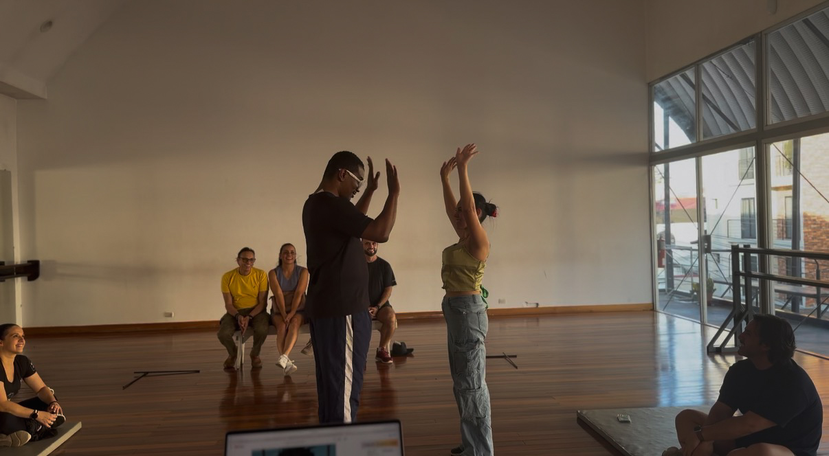Imagen principal del artículo: INTERVALO estrenará “HUBO”: una experiencia escénica sobre humanidad y futuro en Café Rojo