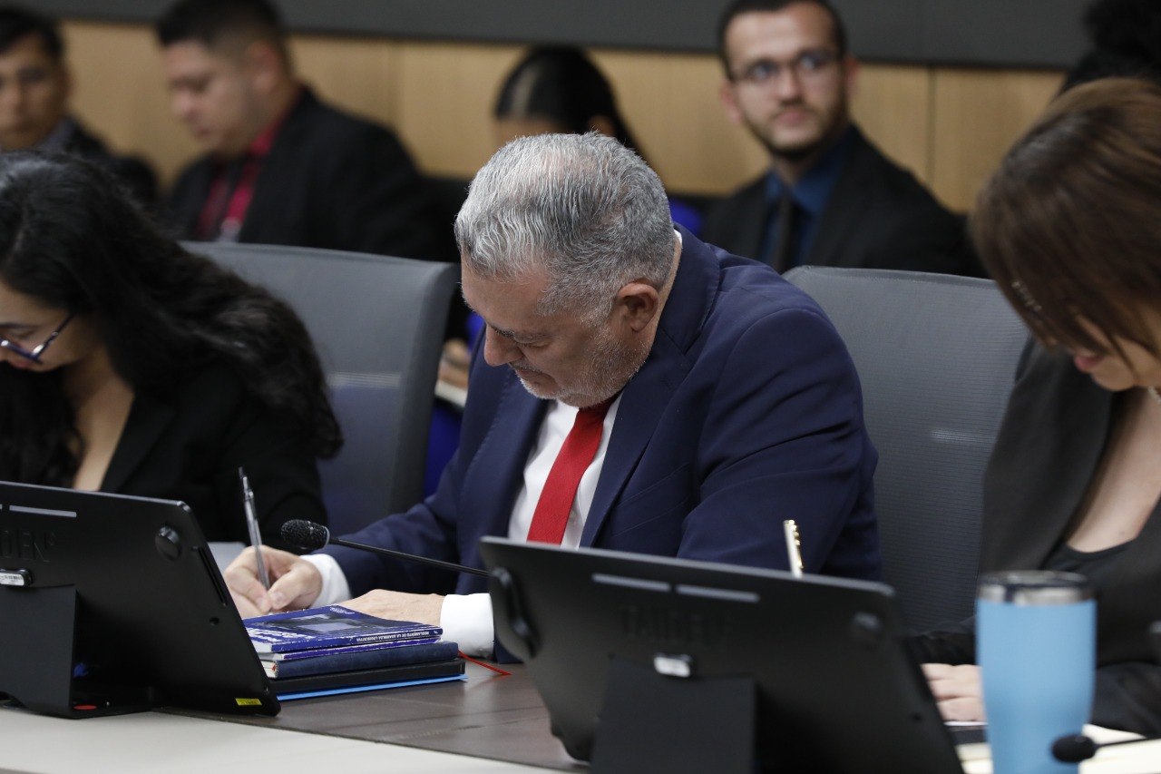 Imagen principal del artículo: Villalobos logra suavizar penas propuestas por el Ejecutivo en proyecto contra robo de combustible