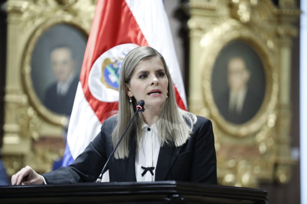 Corte a Laura: si tiene pruebas, denuncie