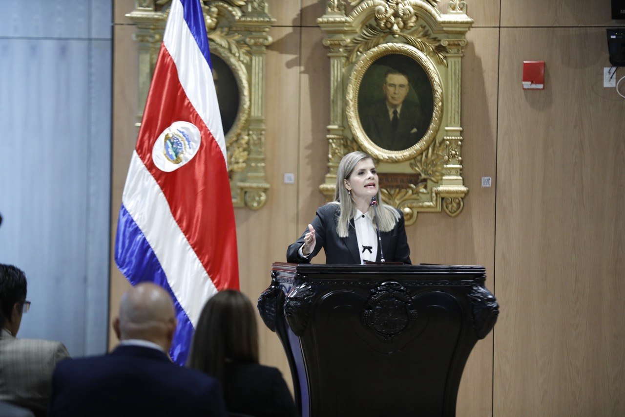 Imagen principal del artículo: Laura Fernández presenta seis proyectos de seguridad al Congreso: esto hace cada uno de ellos