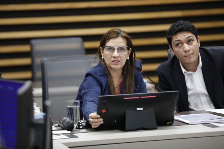 Marta Esquivel llama "ticos con corona" a pacientes que acuden a la Sala IV por listas de espera