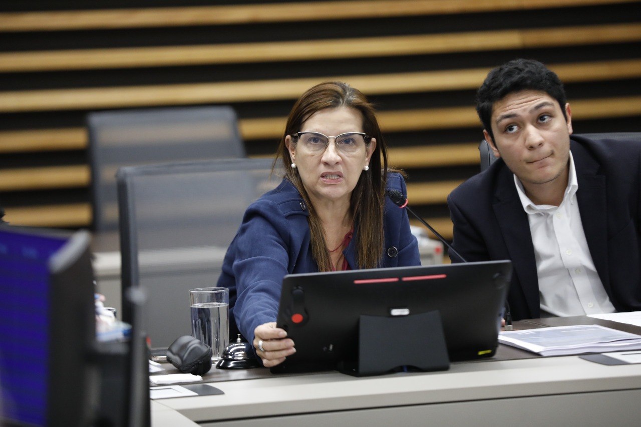Imagen principal del artículo: Marta Esquivel llama "ticos con corona" a pacientes que acuden a la Sala IV por listas de espera
