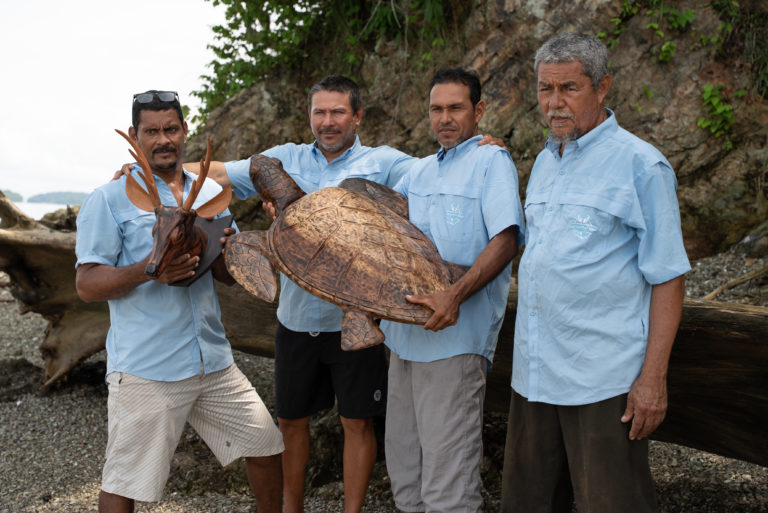 Emprendimiento de pescadores de Isla Venado convierte residuos marinos en artesanías