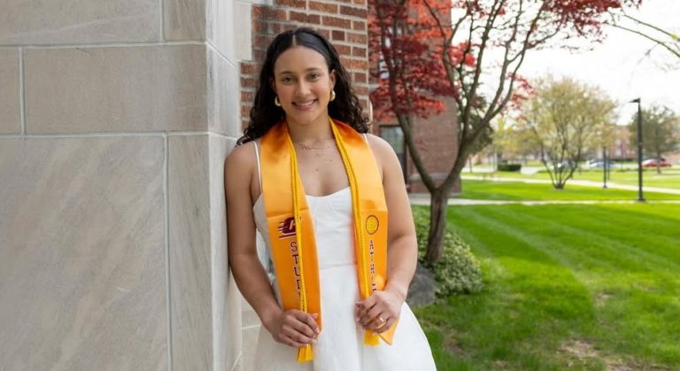 Luciana Alvarado se gradúa de Central Michigan University
