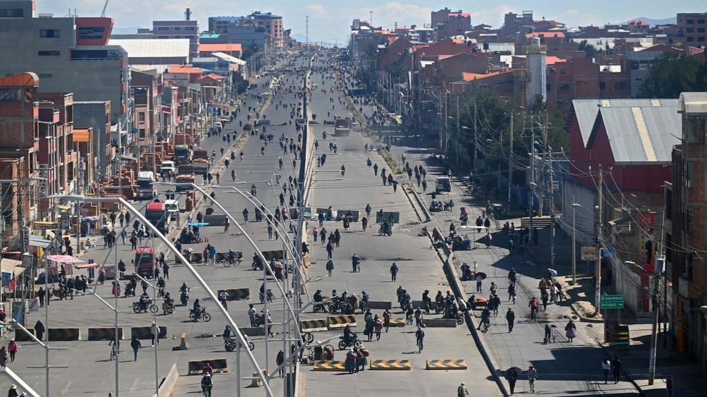 Bolivia acumula un mes de bloqueos sin salida a la vista