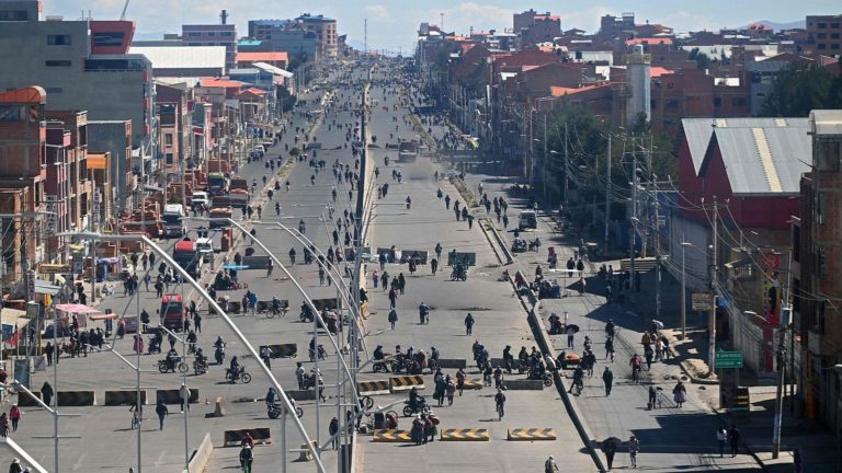 Bolivia acumula un mes de bloqueos sin salida a la vista