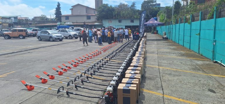 96 productores de café de cinco cantones recibieron motoguadañas del Inder