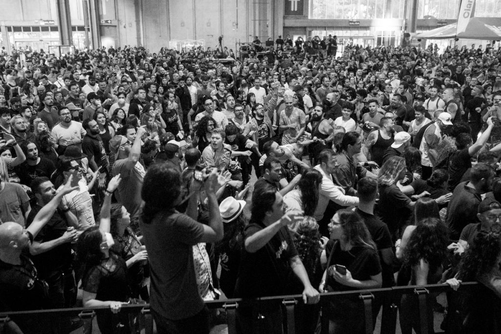 Rock Fest cumple hoy 30 años. Durante tres décadas, la organización ha celebrado 16 festivales masivos bajo distintos nombres, ha producido o rescatado 27 producciones de artistas nacionales bajo el sello Rock Fest Records y ha donado millones de colones a quienes trabajan por la justicia social. La celebración de este año será un homenaje a José Capmany el 3 de octubre en el Teatro Nacional.Rock Fest ha generado miles de horas de contenidos en medios latinoamericanos y ha apoyado como representación a bandas como La Nueva P, 50 al Norte, Indigo, Sujetos de la Nada, Time’s Forgotten, Voodoo, Nou Red y Carolina, a quien llevó a Beijing. Es la más antigua organización, privada o pública, y festival que ha apoyado al artista costarricense que hace música original. Desde el año 2023, Rock Fest no ha tomado un solo centavo de sus ganancias. Todo el dinero recaudado ha sido donado u otorgado en un 100 por ciento a los artistas. En 2026 la organización, en vez de hacer un concierto o cualquier tipo de autobombo, decidió tener un único enfoque: celebrar a José Capmany. Consideran que no hay mejor representación de su esencia que abrazar la música y la vida de un amigo, llevarlo a lugares donde nunca estuvo y traer sus creaciones a nuevas generaciones. Rock Fest ha publicado canciones de Sujetos y Nou Red, apoyó la reunión de artistas LatAm Prog, produjo los primeros acústicos en la historia de Voodoo, tomó San José con 13 Millas de Libertad, Mod Ska y seis bandas más, y celebró el Día del Rock Tico con una decena de nuevas canciones. También ha apoyado a nuevas bandas como Sisterboi, Aura Silvestre, Malocchio, Monarca Segundo y Capitán X. Continuarán con más de Time's Forgotten, La Clase, Álvaro Fernández y El Demonio Meridiano. Rock Fest no es solo un festival. Vive en cualquier expresión de arte de su colectivo, integrado por diseñadores, fotógrafos, ingenieros, músicos, creativos, periodistas, productores, fans y amigos. La organización invita a escuchar música costarricense como la mejor forma de celebrar estos primeros 30 años. El 3 de octubre en el Teatro Nacional se realizará el homenaje a José Capmany, en un lugar lleno de amigos. 