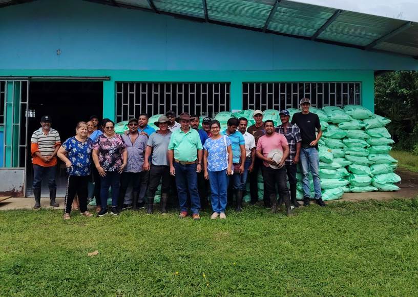 Inder entrega ganado, equipos e insumos a familias de Región Huetar Norte