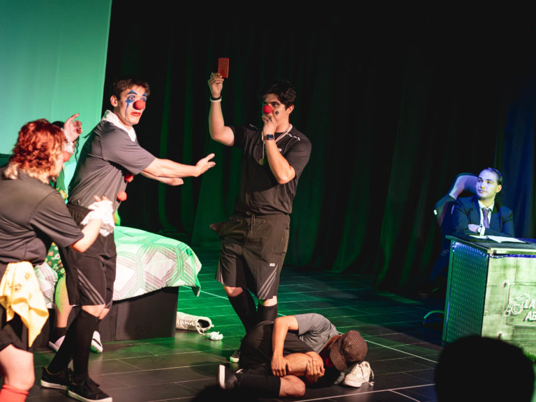 "Arbitraje": una obra de teatro para reflexionar sobre el impacto social del fútbol