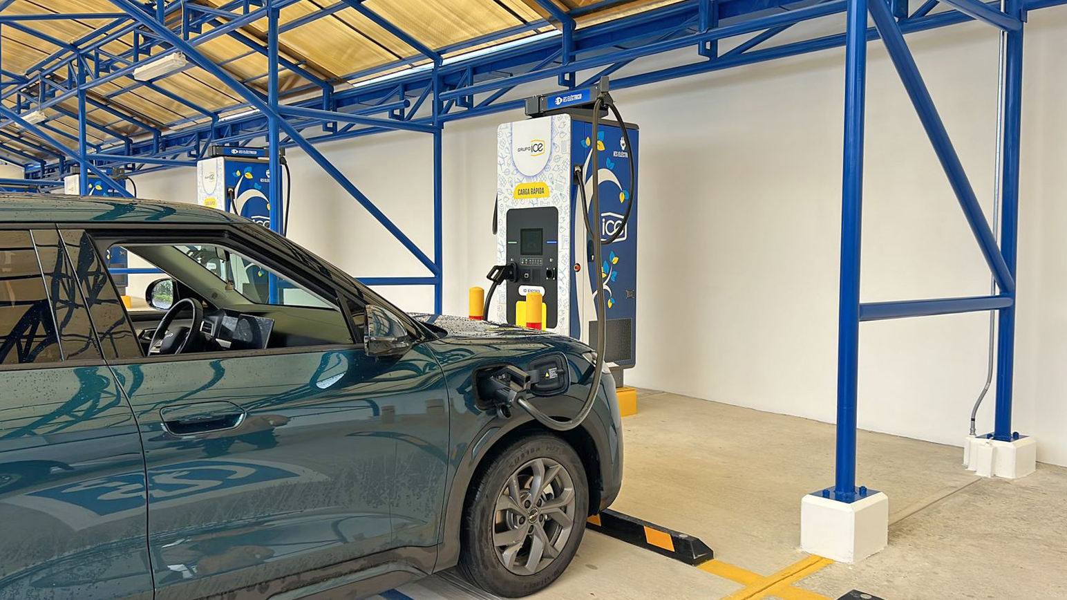 Imagen principal del artículo: ICE inaugura estación de carga rápida para vehículos eléctricos en la Región Caribe