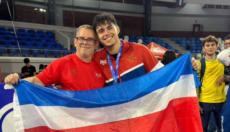 Andy Rodríguez conquista medalla histórica en el Centroamericano Mayor de Esgrima