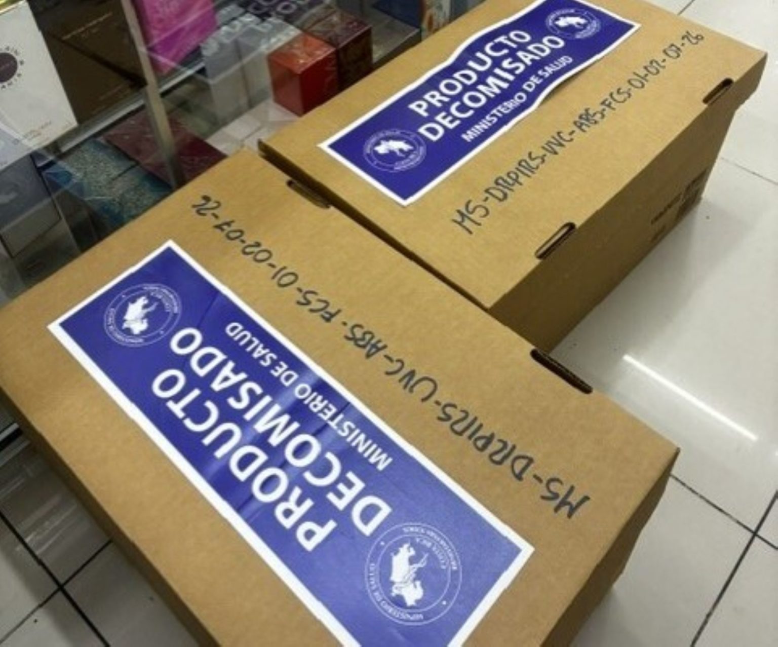 Imagen principal del artículo: Autoridades decomisan más de 5.400 artículos sin registro sanitario en operativo en San José