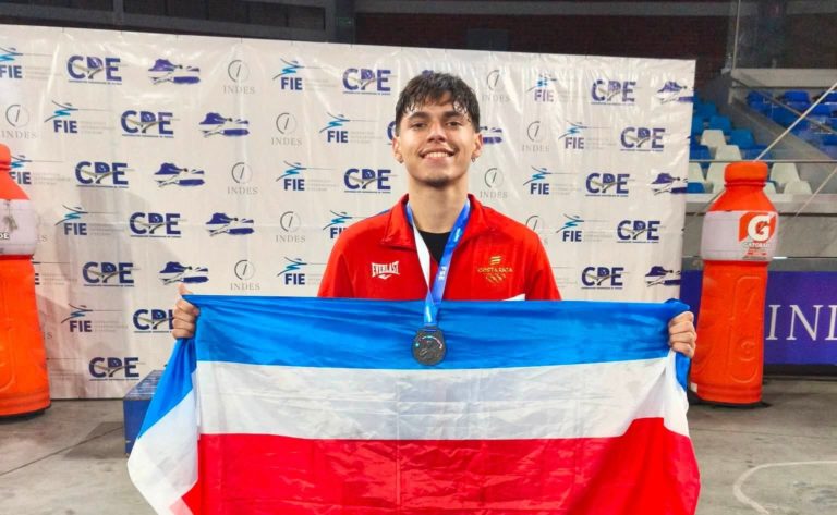 Andy Rodríguez conquista medalla histórica en el Centroamericano Mayor de Esgrima