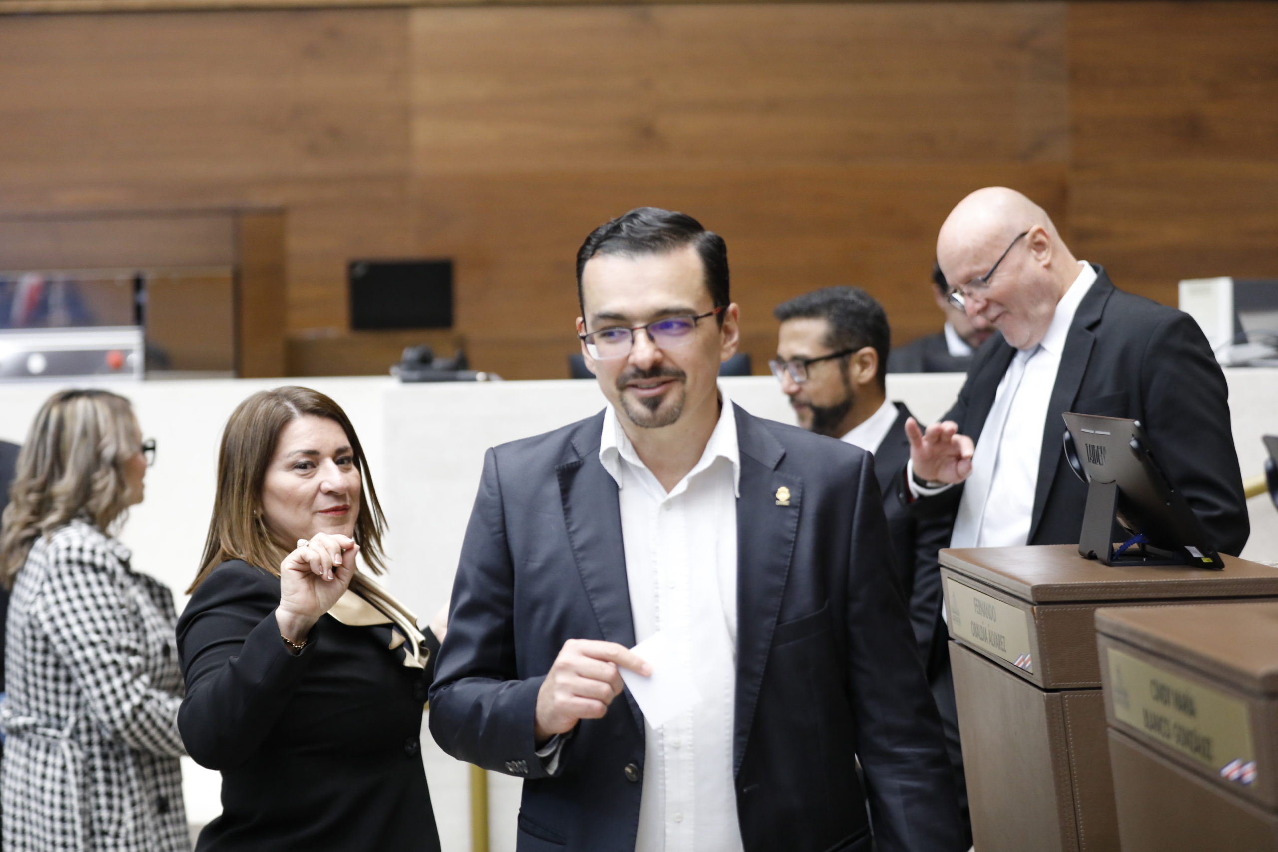 Imagen principal del artículo: Frente Amplio condiciona diálogo sobre eurobonos a descartar cambios en IVA de canasta básica