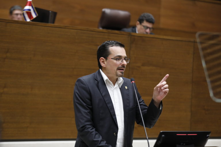 Frente Amplio propone eliminar la potestad patronal de definir las fechas de vacaciones de su personal