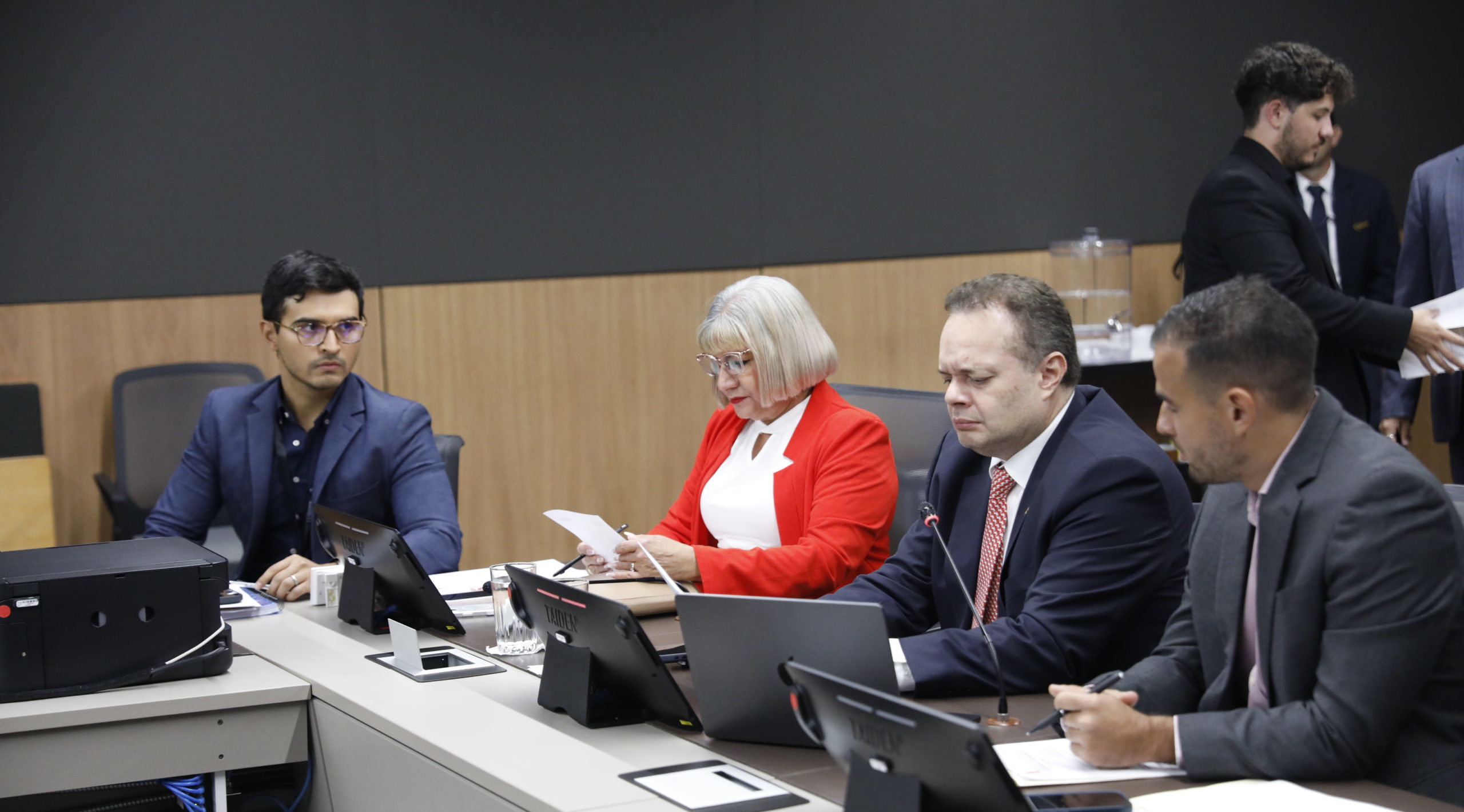 Imagen principal del artículo: Diputado oficialista propone investigar uso de recursos del FEES en universidades públicas
