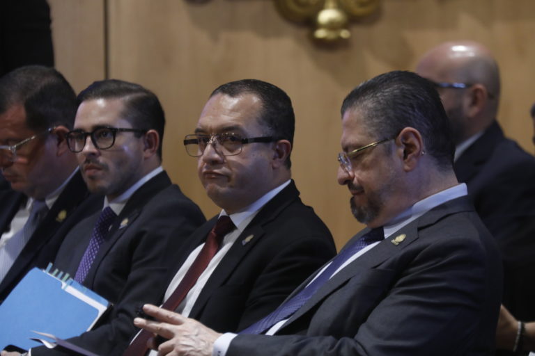 Ministro de Seguridad acusa a exjerarcas de no actuar ante informe sobre posible corrupción en Fuerza Pública