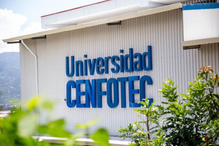 Universidad CENFOTEC abre convocatoria para el programa "Competencias Digitales con IA" que dará 50 becas completas