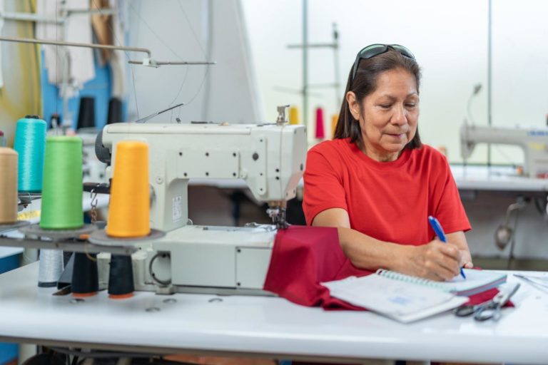 Programa ofrecerá mentorías y capital semilla a emprendimientos de personas adultas mayores jubiladas