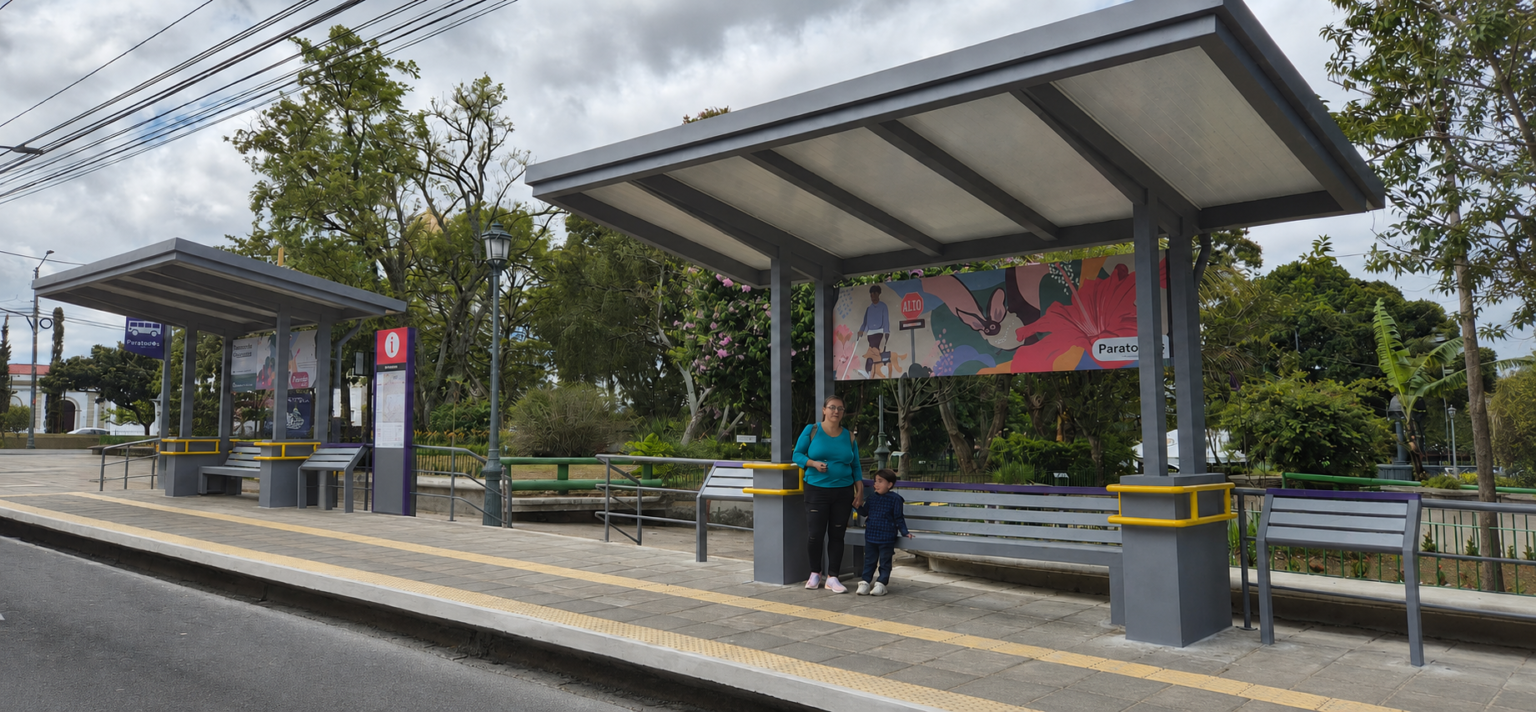 Imagen principal del artículo: Tibás renueva cuatro paradas de autobús con infraestructura accesible, segura y sostenible