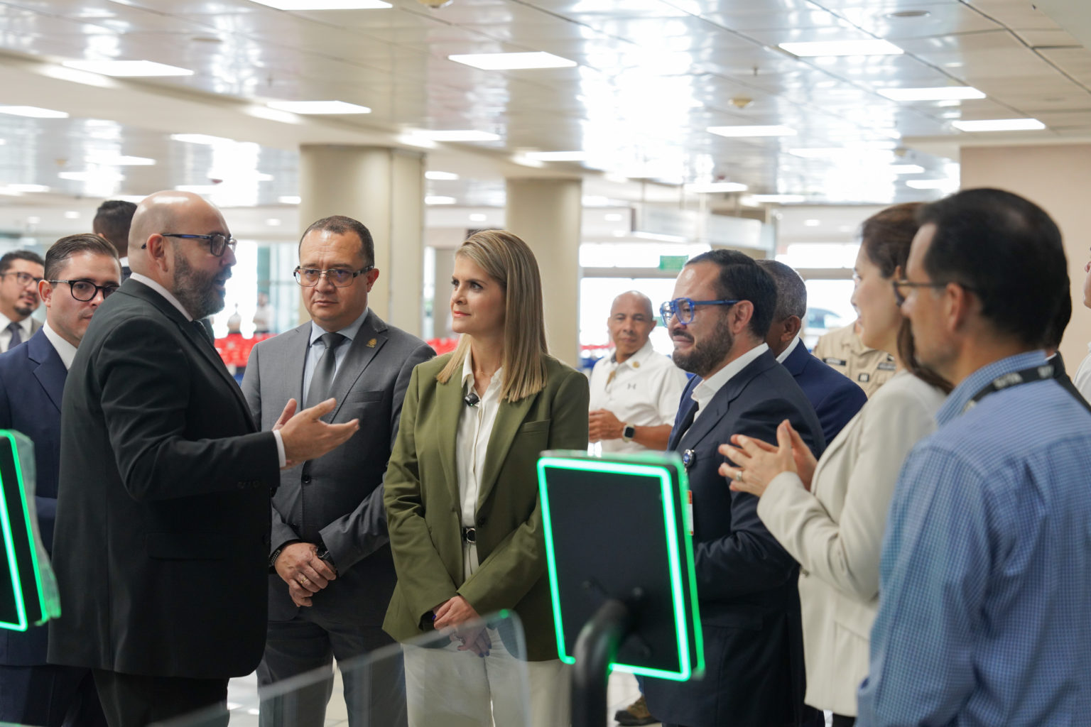 Imagen principal del artículo: Gobierno devuelve la PCD al aeropuerto, pero no explica por qué la sacaron