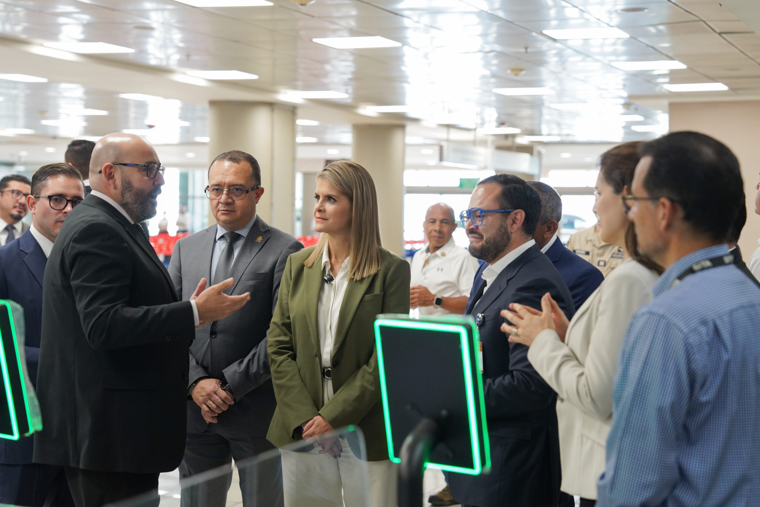 Imagen principal del artículo: Gobierno devuelve la PCD al aeropuerto, pero no explica por qué la sacaron