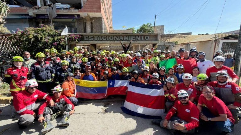 Ticos, chilenos y venezolanos rescatan con vida a sobreviviente de terremotos en Venezuela ocho días después