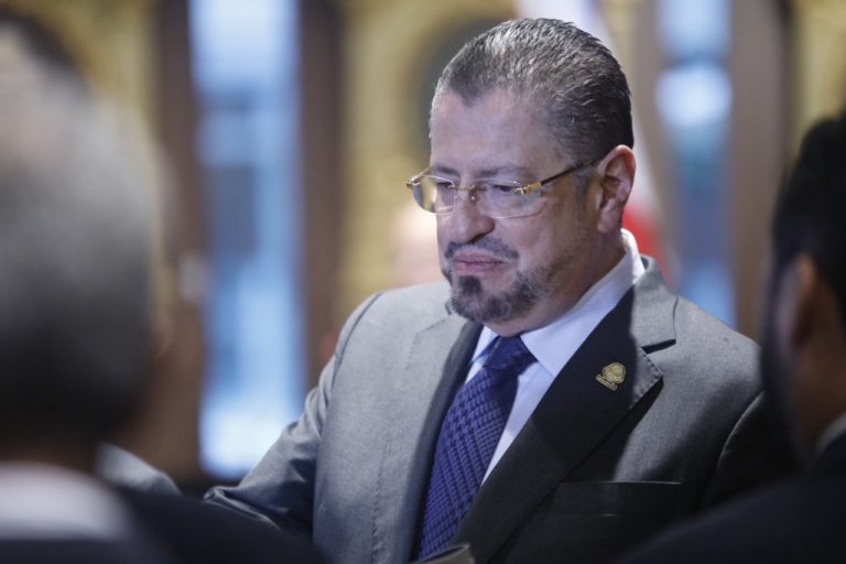 Tribunal frena directriz de Chaves para mover funcionarios; Presidencia pierde el ábaco
