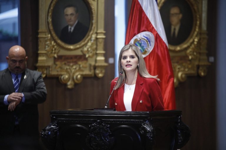 Laura Fernández viajará a El Salvador para reunirse con Bukele y visitar megacárcel