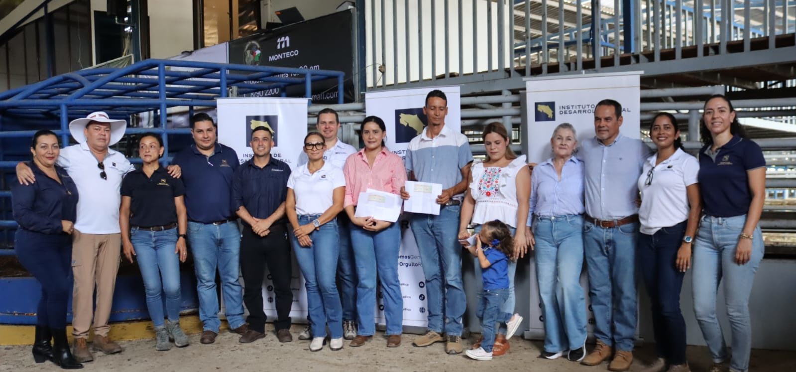 Imagen principal del artículo: El Inder entrega búfalos para fortalecer la actividad ganadera en Guanacaste