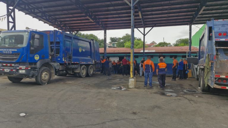 Recolectores de basura de Goicoechea entran en paro por fallas en camiones