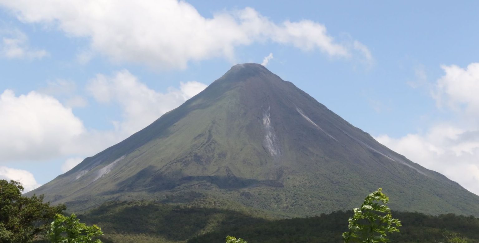 Imagen principal del artículo: UNA: A 58 años de su erupción, Arenal mantiene interés científico
