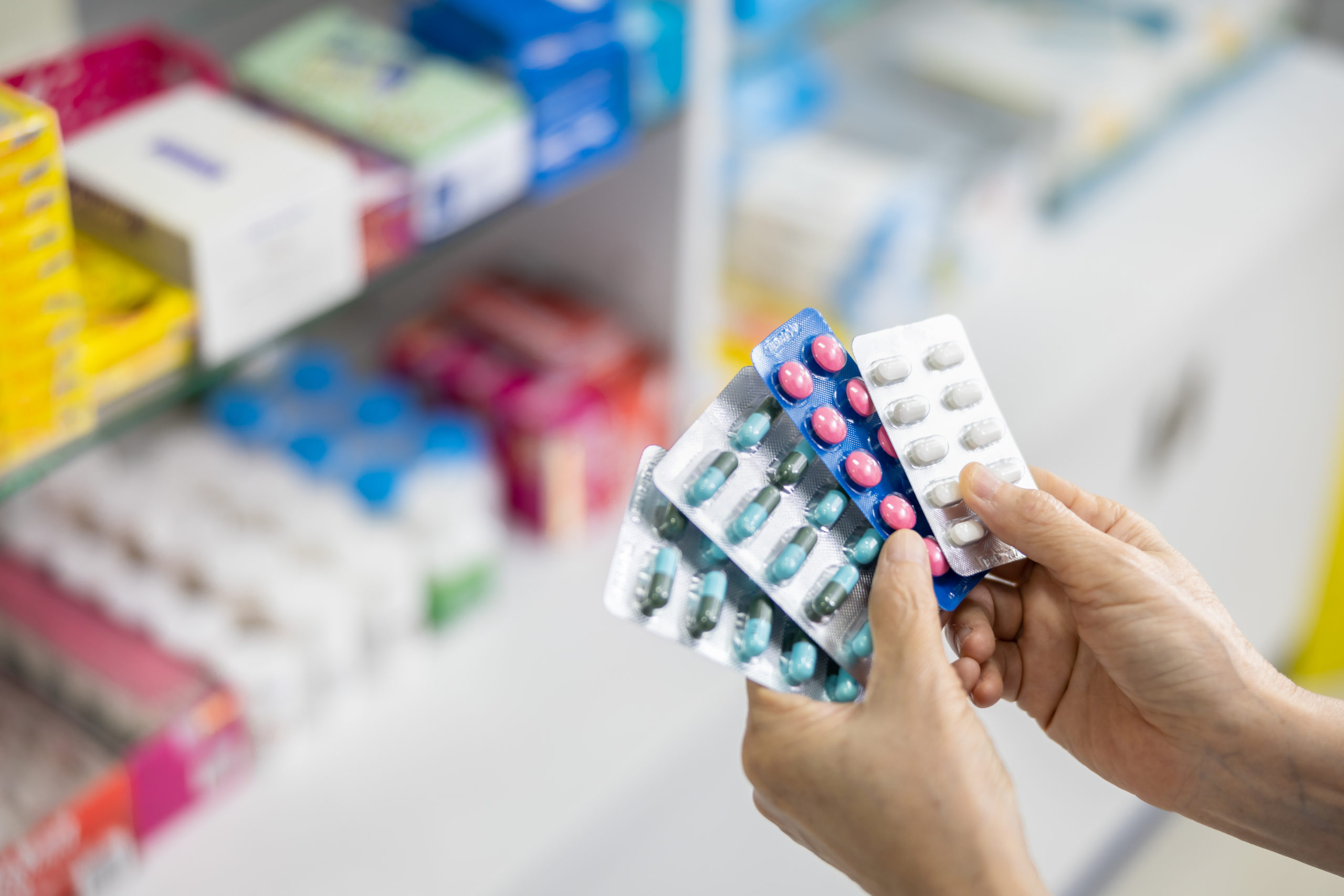 Imagen principal del artículo: Colegio de Farmacéuticos llama a romeros a no suspender sus tratamientos durante la peregrinación