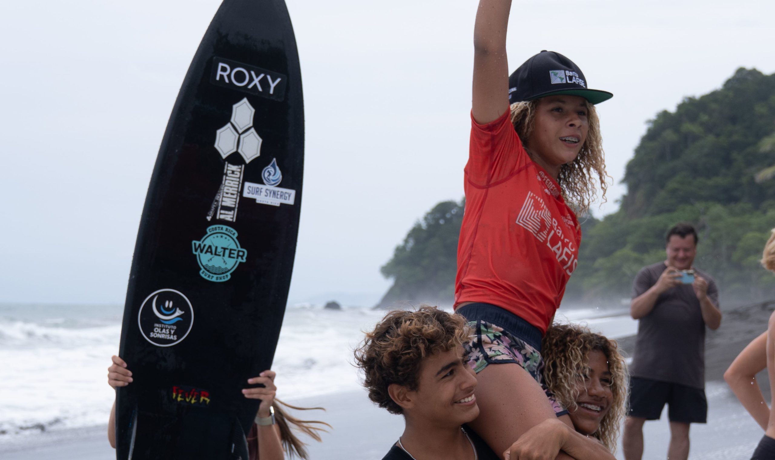 Imagen principal del artículo: Mikela Castro, de 12 años, gana tres divisiones del Circuito Nacional de Surf 2026