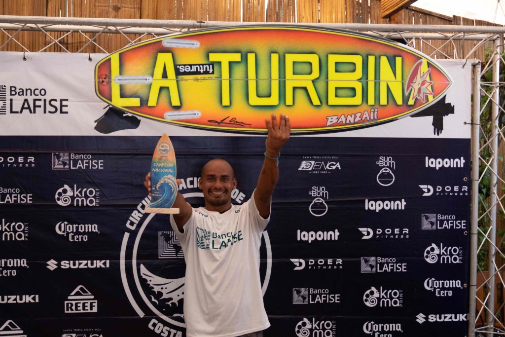 Limonense Óscar Urbina se proclama campeón del Circuito Nacional de Surf 2026