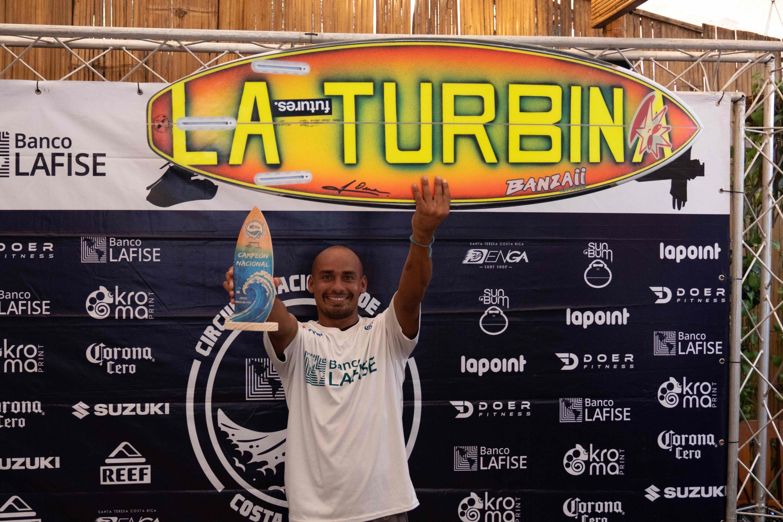 Imagen principal del artículo: Limonense Óscar Urbina se proclama campeón del Circuito Nacional de Surf 2026