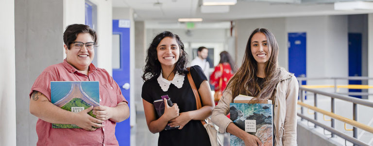 Alianza impulsará financiamiento para que mujeres fuera de la GAM estudien carreras de alta demanda e inglés