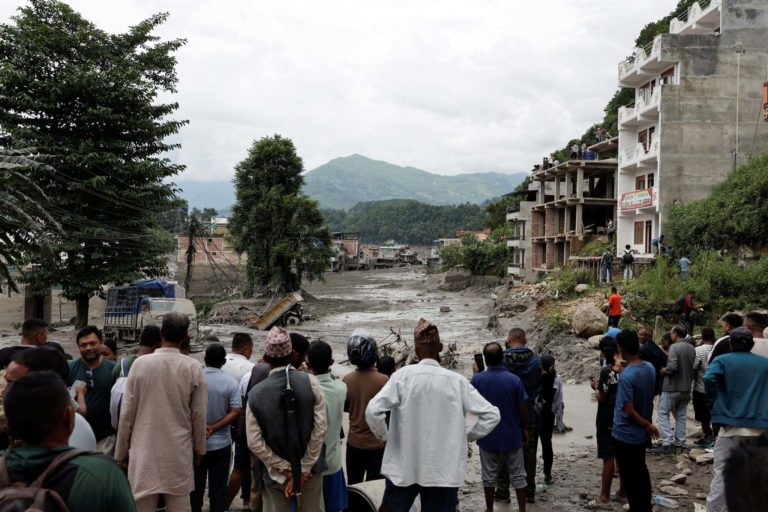 Catastrófica avalancha arrasa frontera entre Nepal y China; hay centenares de muertos y desaparecidos