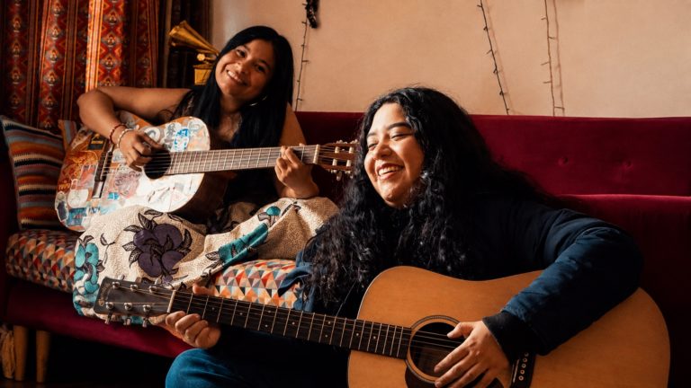 Carol Hills y Nati Bernal replantean el sueño de un artista en “Mi Mejor Grammy”