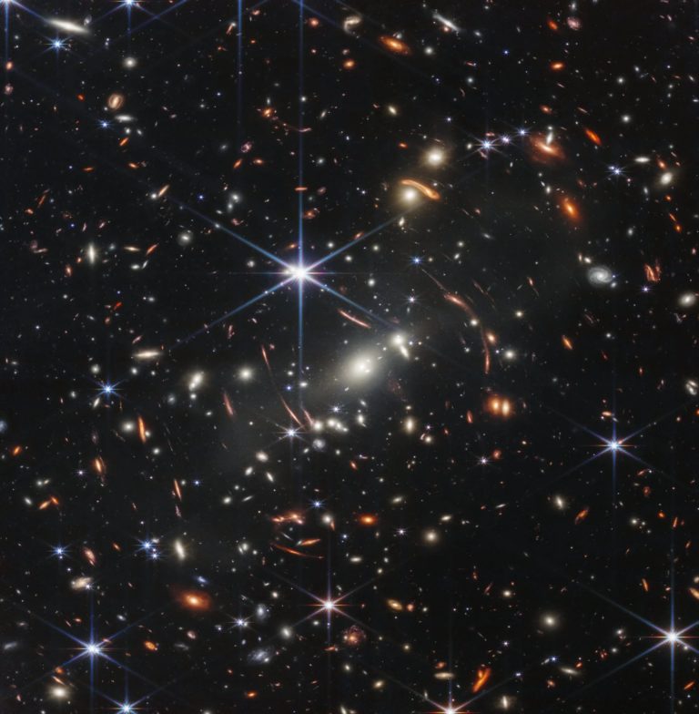 Astrofísico costarricense identifica candidato a arco gravitacional en imágenes del James Webb