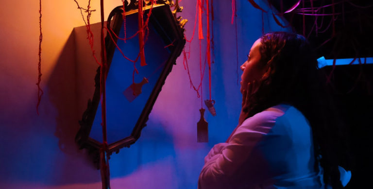 "La araña del baño" llega al Teatro Vargas Calvo con una historia sobre memoria, identidad y encierro