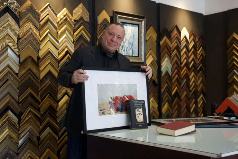 Profesor de la UCR presenta en Guatemala muestra fotográfica sobre memoria, exilio y filología