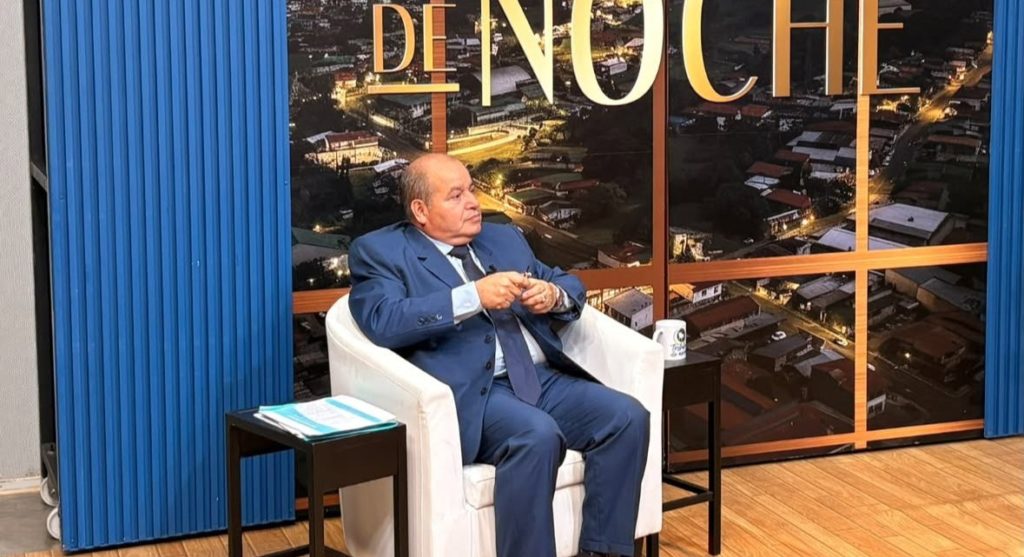 Secretario de Pueblo Soberano se enreda en su propio arroz con mango