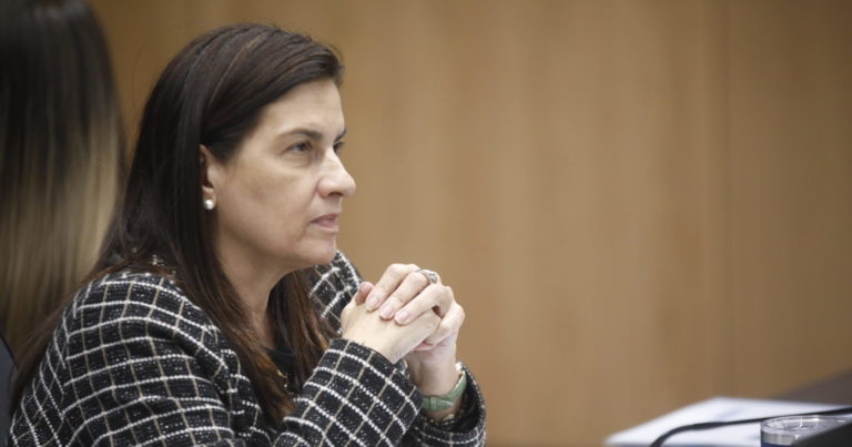Diputada oficialista propone eliminar colegiatura obligatoria para la mayoría de las profesiones