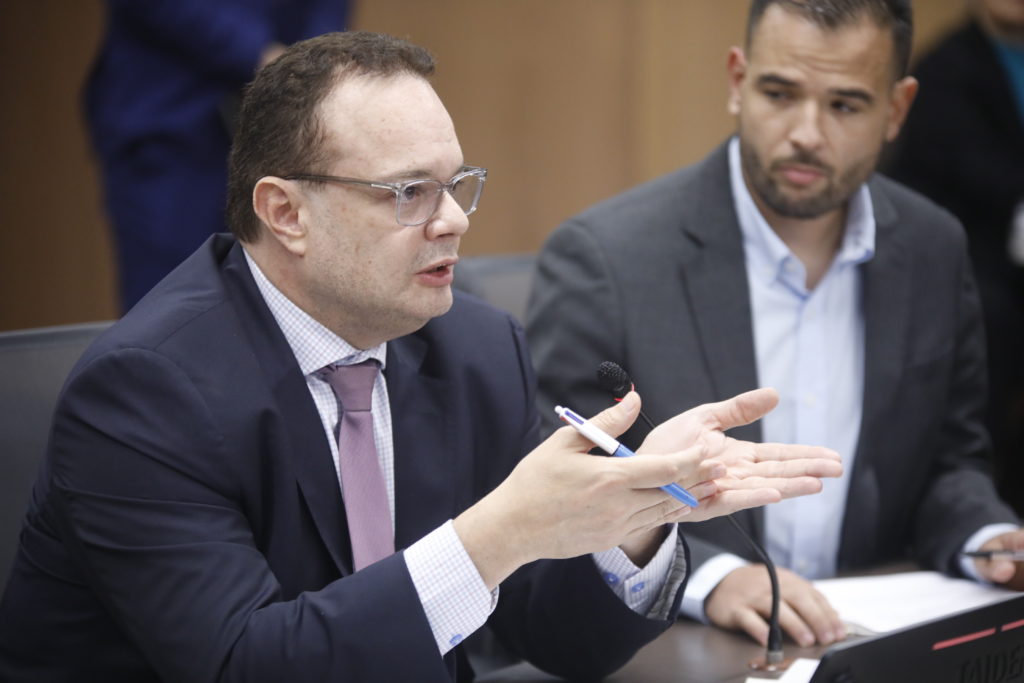 Diputado oficialista propone fijar tope a tarifas de parquímetros municipales