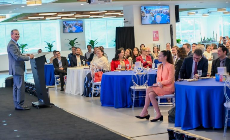 Roche cumple 60 años colaborando con los sistemas de salud para transformar la vida de los pacientes en la región