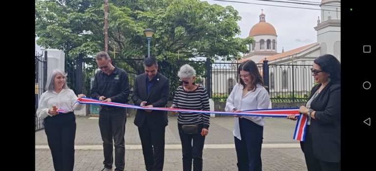 Curridabat instala 32 dispositivos para facilitar la orientación de peatones
