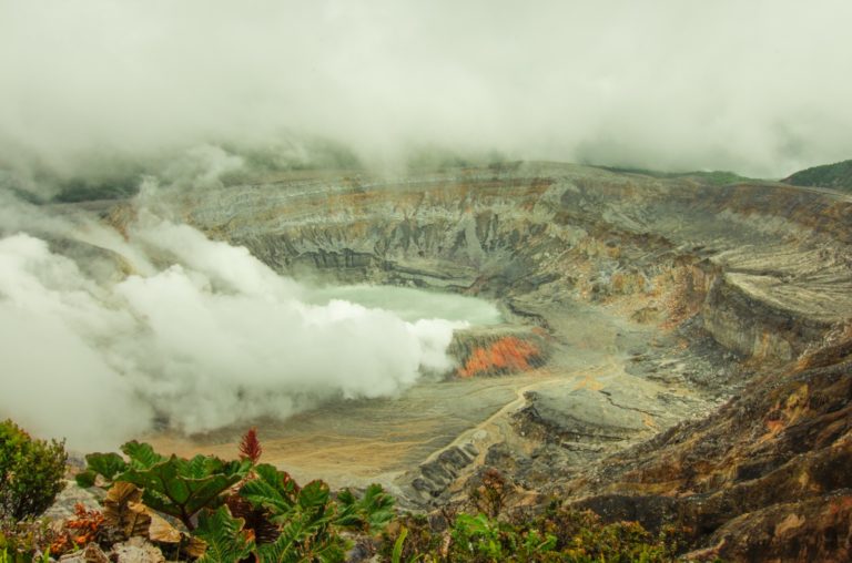 Reducen aforo del Parque Nacional Volcán Poás y establecen uso de cascos por aumento de actividad