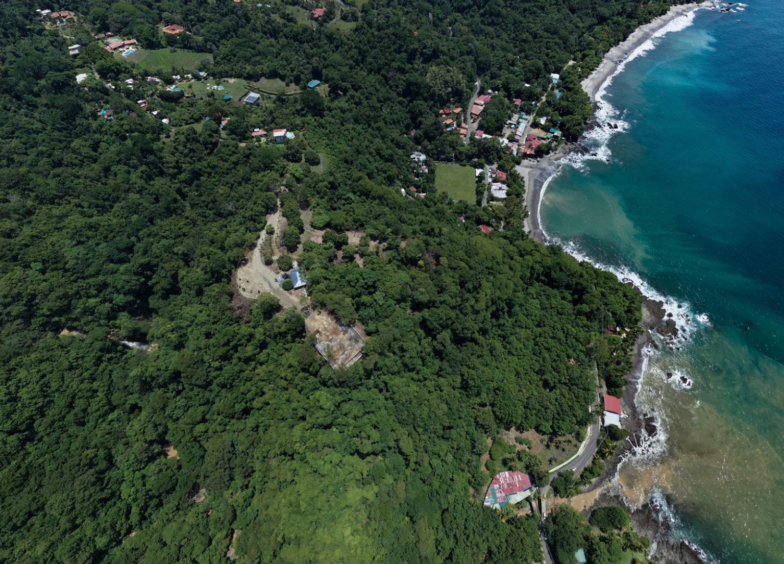 Imagen principal del artículo: Sinac constata delitos ambientales en Montezuma y ordena paralizar construcción cerca de río